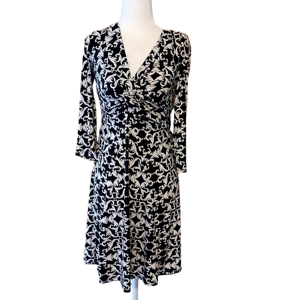White House Black Market Dress 2 Knee Length 3/4 Sleeve Black White Vnec…